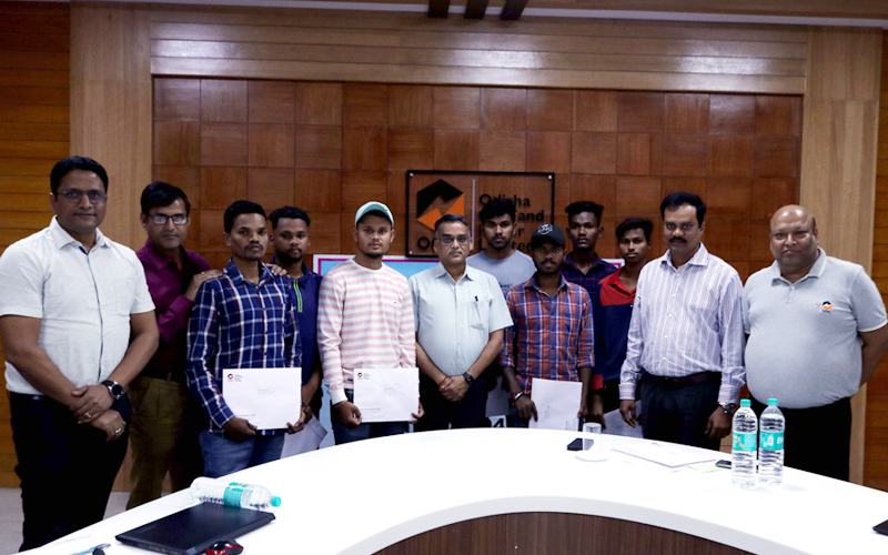 CEO, OCPL has distributed Mining Sirdar apprenticeship letter to 10nos
candidates, selected from the Manoharpur Project displaced families on
24th April 2023, in a Function at Manoharpur Mines. #
