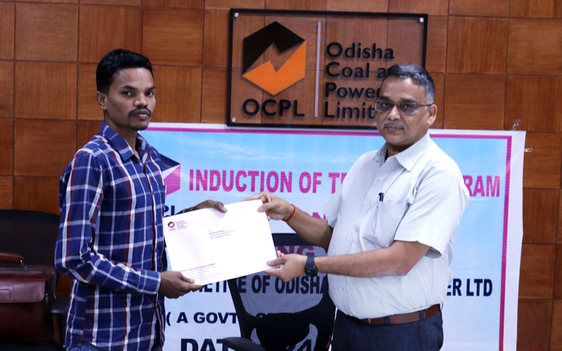 CEO, OCPL has distributed Mining Sirdar apprenticeship letter to 10nos
candidates, selected from the Manoharpur Project displaced families on
24th April 2023, in a Function at Manoharpur Mines. #